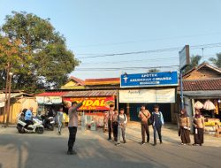 Pelayanan Prima, Anggota Polsek Cimarga Polres Lebak Menyebrangkan Siswa-Siswi MTSN 4 LEBAK