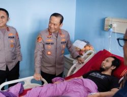 Menguatkan Anggota yang Terluka, Kapolda Metro Jaya Kunjungi RS Polri