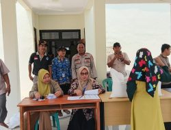 Pastikan Tepat Sasaran, Kanit Binmas Polsek Cimarga Polres Lebak Kawal Pembagian Beras Bantuan Di Desa Tambak Cimarga