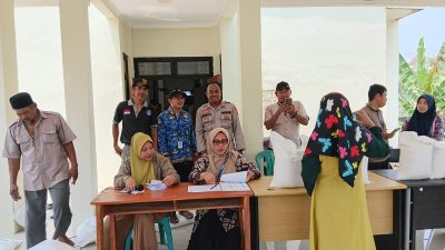 Pastikan Tepat Sasaran, Kanit Binmas Polsek Cimarga Polres Lebak Kawal Pembagian Beras Bantuan Di Desa Tambak Cimarga
