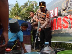 Polres Kuningan Salurkan Bantuan Air Bersih ke Dua Desa Terdampak Kekeringan: Hadir Meringankan Beban, Mempererat Ikatan Hati