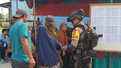 Brimob Polda Metro Jaya Patroli ke TPS Jaga Kamtibmas Pilkades di Bekasi
