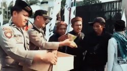 Pelayanan Humanis, Polisi Berbagi Roti dan Air di Tengah Aksi