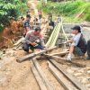 Respon Cepat Kurang dari 24 Jam,Polsek Lebakgedong Polres Lebak Mebuat Jembatan Sementara Bersama Warga Desa Lebaksitu