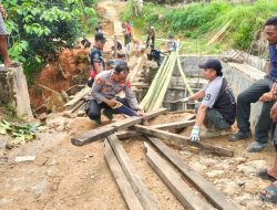 Respon Cepat Kurang dari 24 Jam,Polsek Lebakgedong Polres Lebak Mebuat Jembatan Sementara Bersama Warga Desa Lebaksitu
