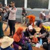 Brimob dan Polwan Polda Metro Bagikan Roti untuk Massa Hari Tani