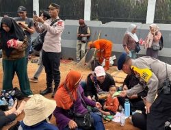Brimob dan Polwan Polda Metro Bagikan Roti untuk Massa Hari Tani