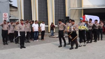 Brigadir Wahyu Hadi Saputro Dimakamkan Secara Kedinasan, Polres Pelabuhan Tanjung Priok Berikan Penghormatan Terakhir