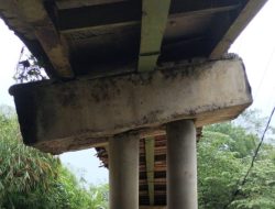 Masyarakat Keluhkan Kondisi Jembatan Rusak Parah