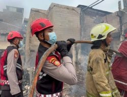 Polda Metro Jaya Buka Dapur Lapangan untuk Warga Terdampak Kebakaran Kampung Muka