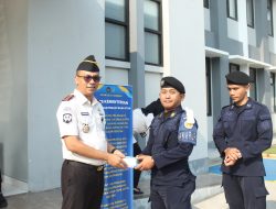 Jaga Kebugaran Petugas Rutan Kelas 1 Surabaya Bagikan Suplemen dan Vitamin usai Apel Pagi