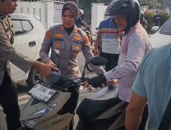 Sigap dan Peduli, Kapolres Lebak Berhenti Bantu Pengendara yang Alami Kecelakaan