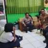 Polisi Pendamping Kelas Pantau Kehadiran Siswa SMPN 261 Muara Angke, Pastikan Kegiatan Belajar Berjalan Aman