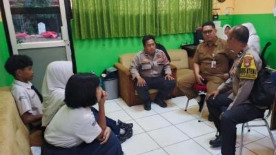 Polisi Pendamping Kelas Pantau Kehadiran Siswa SMPN 261 Muara Angke, Pastikan Kegiatan Belajar Berjalan Aman