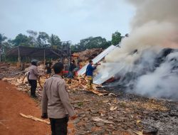 POLSEK GUNUNGKENCANA BERSAMA DAMKAR BERHASIL PADAMKAN KEBAKARAN LIMBAH TRIPLEK DI PABRIK CIGINGGANG