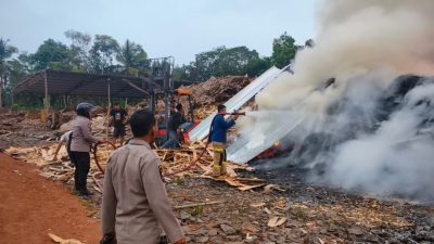 POLSEK GUNUNGKENCANA BERSAMA DAMKAR BERHASIL PADAMKAN KEBAKARAN LIMBAH TRIPLEK DI PABRIK CIGINGGANG