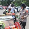 Polwan Polres Lebak Laksanakan Pengamanan Sholat Jum’at dan Bakti Sosial Bagikan Nasi Kotak kepada Warga