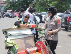 Polwan Polres Lebak Laksanakan Pengamanan Sholat Jum’at dan Bakti Sosial Bagikan Nasi Kotak kepada Warga