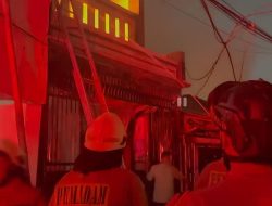 Brimob Metro Jaya Bantu Padamkan Kebakaran di Kramat Pulo Senen