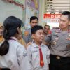 Sambangi SDN Gunung 01, Kapolda Metro Jaya Ajak Siswa Biasakan Tertib dan Saling Peduli