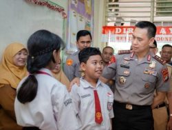 Sambangi SDN Gunung 01, Kapolda Metro Jaya Ajak Siswa Biasakan Tertib dan Saling Peduli