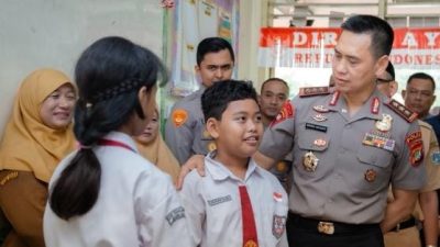 Sambangi SDN Gunung 01, Kapolda Metro Jaya Ajak Siswa Biasakan Tertib dan Saling Peduli