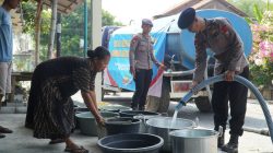 Brimob Polda Jatim Salurkan 40 Ribu Liter Air Bersih untuk Warga Gresik dan Sidoarjo