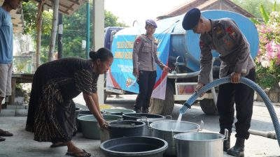 Brimob Polda Jatim Salurkan 40 Ribu Liter Air Bersih untuk Warga Gresik dan Sidoarjo