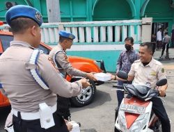 Jumat Berkah, Sipropam Polres Pelabuhan Tanjung Priok Bagikan 100 Kotak Makanan kepada Masyarakat