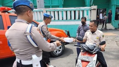 Jumat Berkah, Sipropam Polres Pelabuhan Tanjung Priok Bagikan 100 Kotak Makanan kepada Masyarakat