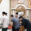 Pererat Silaturahmi dan Jaga Kamtibmas, Kapolresta Cirebon dan 27 Kapolsek Jajaran Gelar Shalat Subuh Keliling