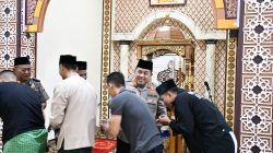 Pererat Silaturahmi dan Jaga Kamtibmas, Kapolresta Cirebon dan 27 Kapolsek Jajaran Gelar Shalat Subuh Keliling
