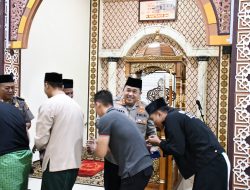 Pererat Silaturahmi dan Jaga Kamtibmas, Kapolresta Cirebon dan 27 Kapolsek Jajaran Gelar Shalat Subuh Keliling