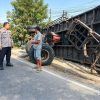 Truk Boks Gandengan Terguling  Diduga Hilang Kendali