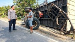 Truk Boks Gandengan Terguling  Diduga Hilang Kendali
