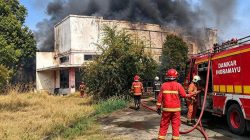 Bekas Kantor BPR Indramayu Di  Jalan Siliwangi Terbakar Api Berhasil Dipadamkan Damkar 
