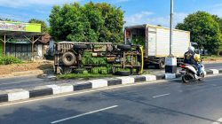 Mobil Box Terguling Diduga Akibat Pecah Ban Di Desa Krasak Indramayu