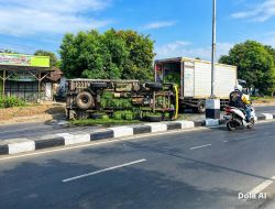 Mobil Box Terguling Diduga Akibat Pecah Ban Di Desa Krasak Indramayu