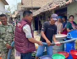 Polresta Cirebon Salurkan 18.000 Liter Air Bersih untuk Warga Palimanan Barat