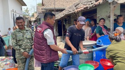 Polresta Cirebon Salurkan 18.000 Liter Air Bersih untuk Warga Palimanan Barat