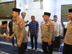 Wakapolres Metro Jakarta Pusat Dampingi Kapolda Metro Jaya Sholat Subuh Berjamaah di Menteng