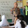 Kapolres Pelabuhan Tanjung Priok Turun Langsung Atur Lalu Lintas Muara Angke dan Berikan Motivasi Pendidikan kepada Siswa SMPN 261