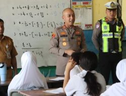Kapolres Pelabuhan Tanjung Priok Turun Langsung Atur Lalu Lintas Muara Angke dan Berikan Motivasi Pendidikan kepada Siswa SMPN 261