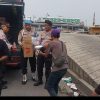 Jum at Peduli, Polsek Kawasan Muara Baru Bagikan 30 Paket Nasi Siap Saji dan Air Mineral kepada Masyarakat Pelabuhan