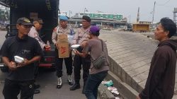 Jum at Peduli, Polsek Kawasan Muara Baru Bagikan 30 Paket Nasi Siap Saji dan Air Mineral kepada Masyarakat Pelabuhan
