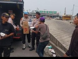 Jum at Peduli, Polsek Kawasan Muara Baru Bagikan 30 Paket Nasi Siap Saji dan Air Mineral kepada Masyarakat Pelabuhan