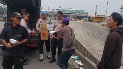 Jum at Peduli, Polsek Kawasan Muara Baru Bagikan 30 Paket Nasi Siap Saji dan Air Mineral kepada Masyarakat Pelabuhan