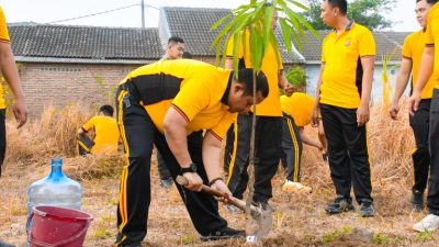 Kapolresta Cirebon Pimpin Aksi Green Policing, Tanam 30 Pohon Mangga dan Ajak Personel Peduli Lingkungan