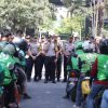 Jumat Berkah, Polda Jatim Salurkan 600 Paket Sembako untuk Pengemudi Ojol