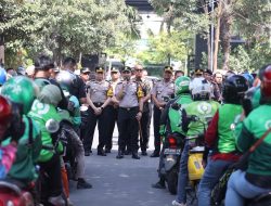 Jumat Berkah, Polda Jatim Salurkan 600 Paket Sembako untuk Pengemudi Ojol